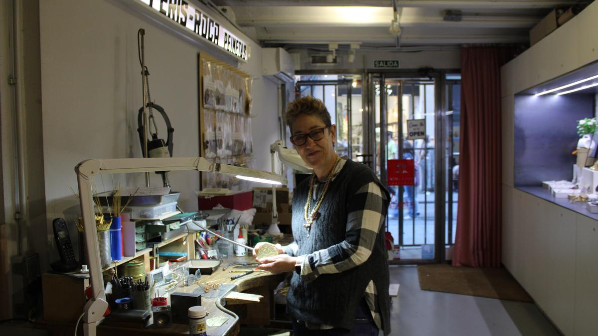 Elisa Peris Roca en su taller de orfebrería artesanal.