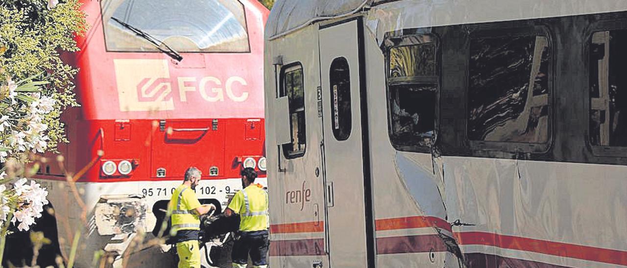 Operaris d&#039;Adif i de Renfe fent tasques per retirar la locomotora accidentada en el xoc amb un tren regional a Vila-seca