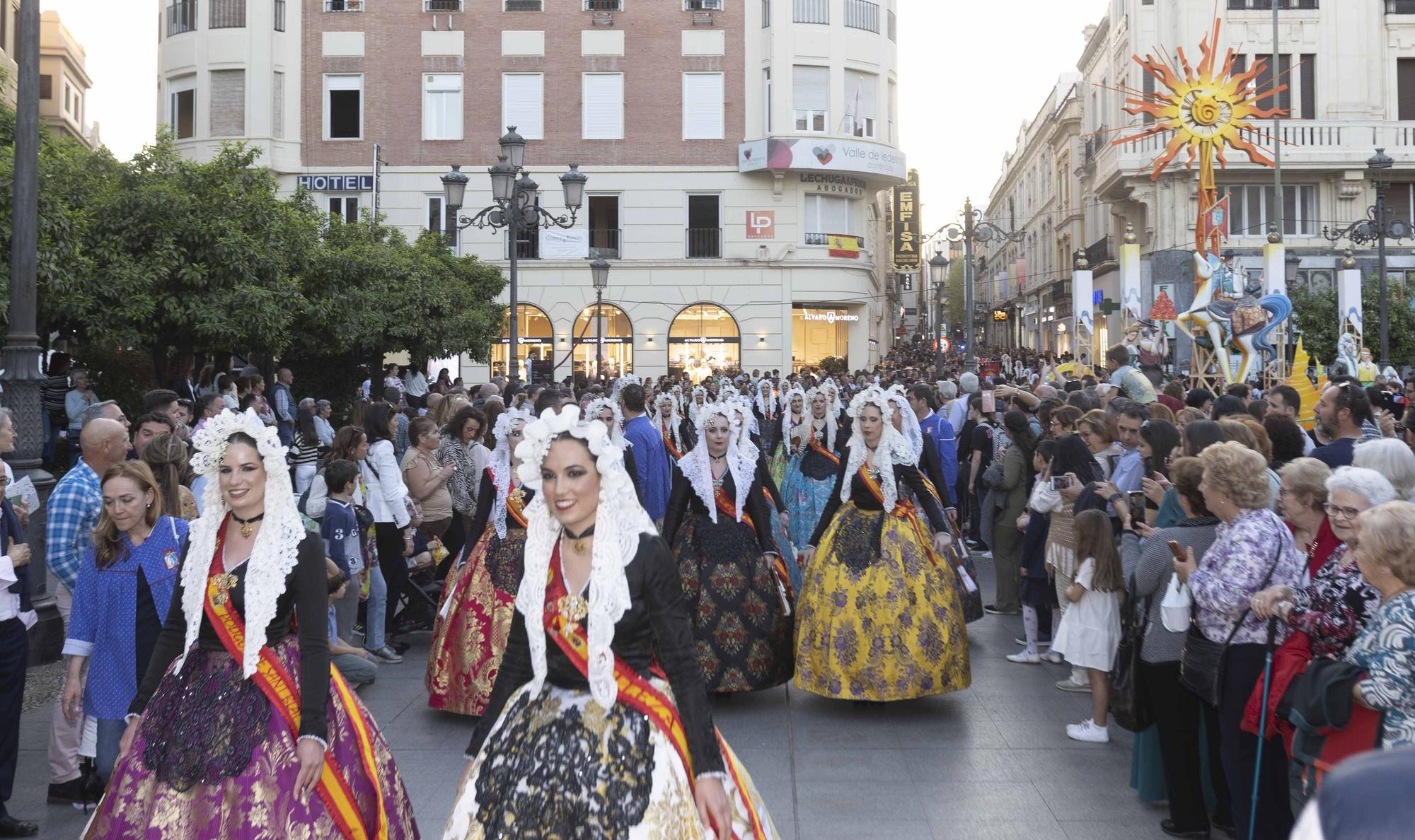 Pasacalles de las bellezas  y cremà Hogueras de Sant Joan en Córdoba