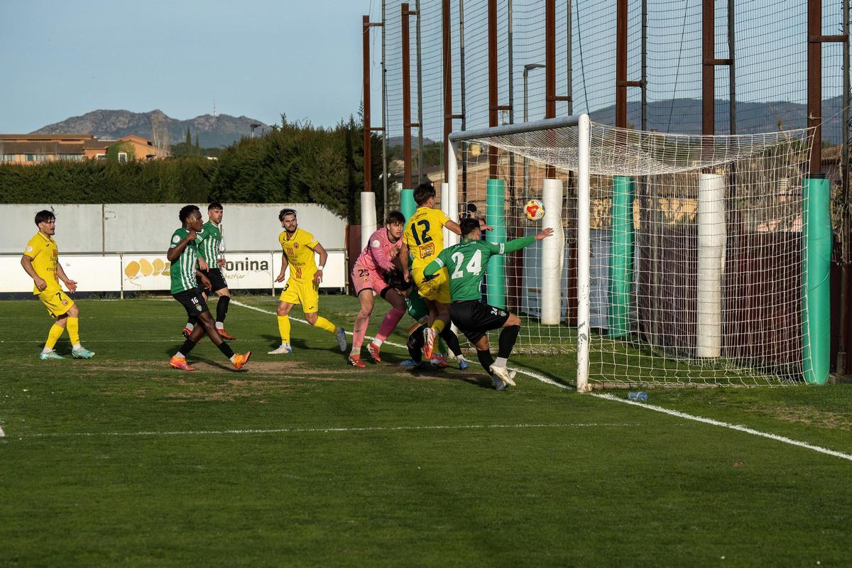 Les millors imatges de l'empat en el derbi entre el Peralada i l'Escala