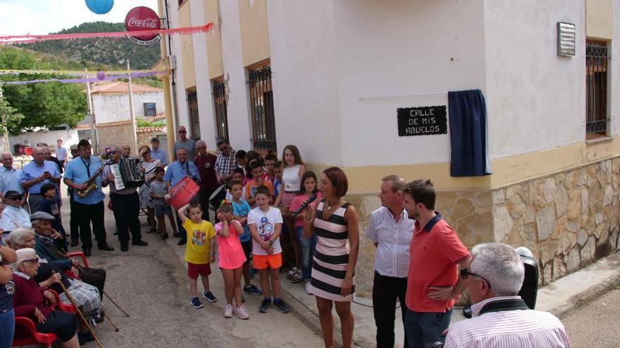 Un momento de la inauguración de la calle dedicada a los abuelos en la pequeña población manchega de Laguna del Marquesado.