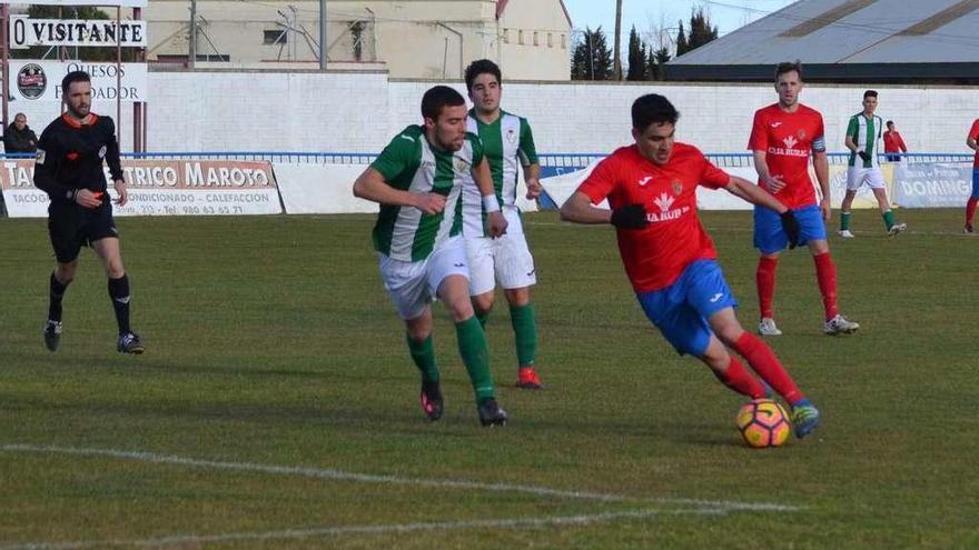 Un juagdor del Benavente trata de irse de su par para chutar a puerta.