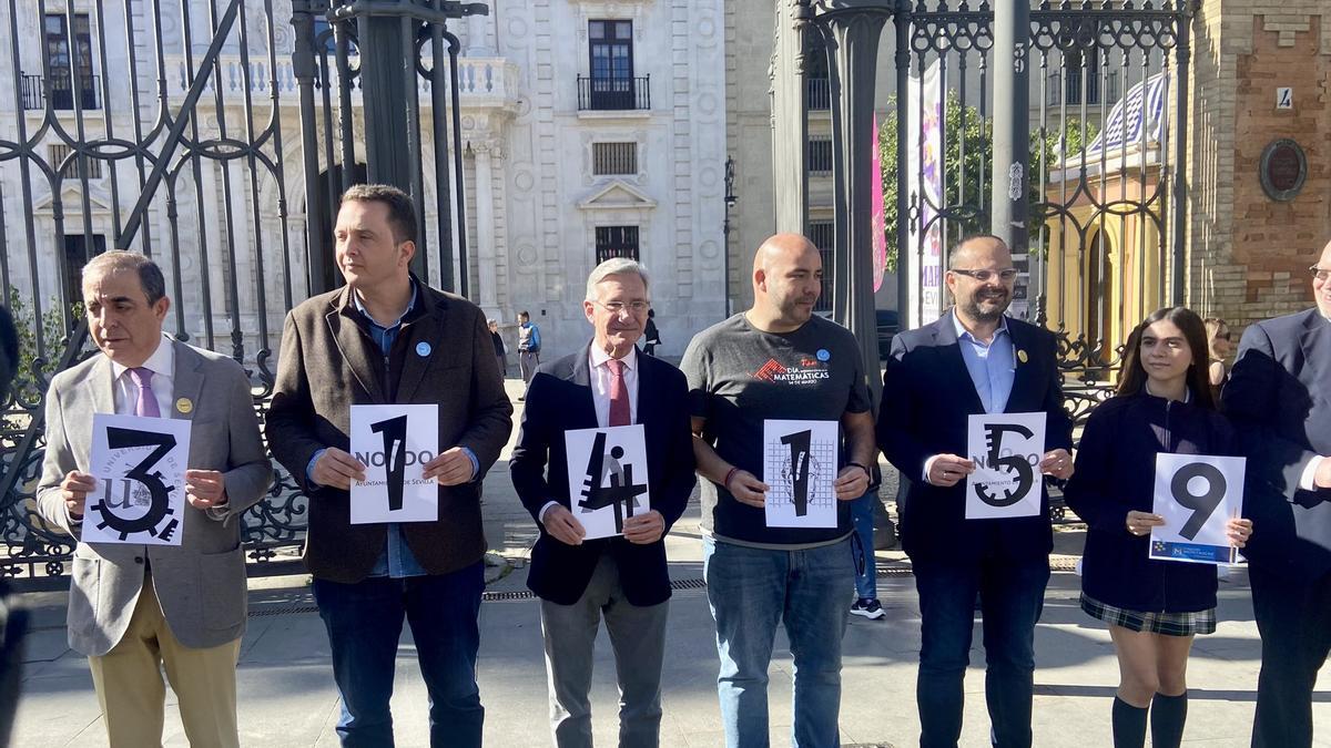 Cadena humana &quot;infinita&quot; impulsada por la Universidad de Sevilla para celebrar el Día Internacional de las Matemáticas el pasado mes de marzo.