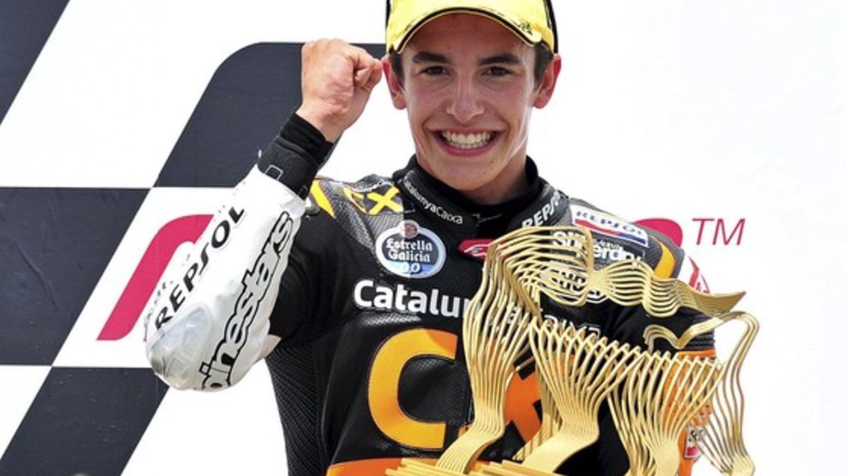 Márquez celebra en el podio su victoria en Alemania en Moto2