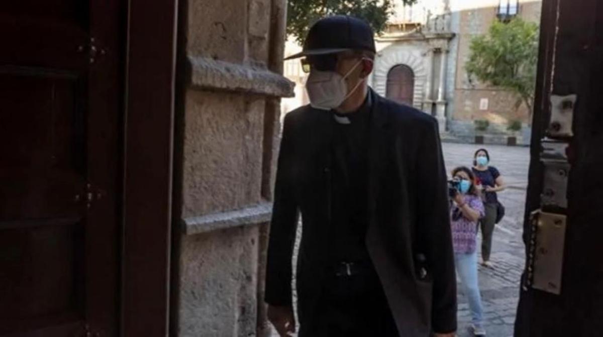 El sacerdote José Luis Galán, fotografiado entrando en sede judicial.