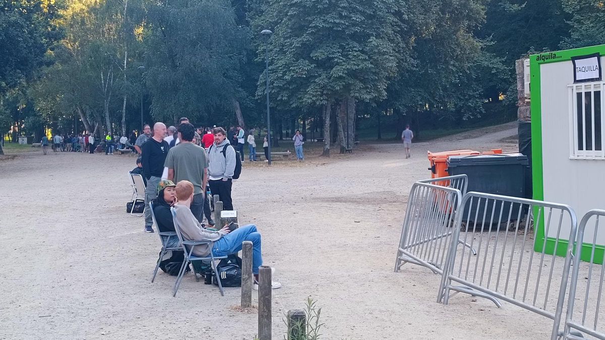 Cola ante la taquilla de Castrelos para adquirir entradas para el concierto de Black Keys.