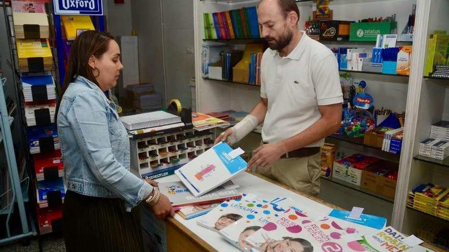 Compra de material escolar en una librería de la ciudad. // R.V.