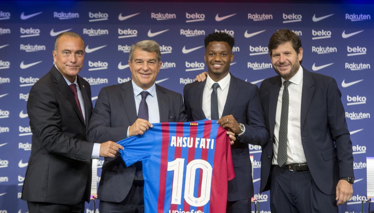 Joan Laporta, Rafa Yuste y Mateu Alemany, junto Ansu Fati en el acto de renovación del jugador azulgrana hasta el año 2027.