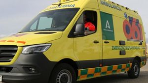 Archivo - Una ambulancia del servicio de emergencias sanitarias 061 de la Junta de Andalucía, en una imagen de archivo.
