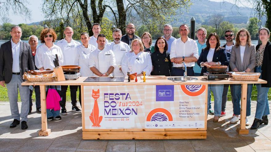 Presentación de la Festa do Meixón de Tui, ayer, en el Paseo Fluvial.