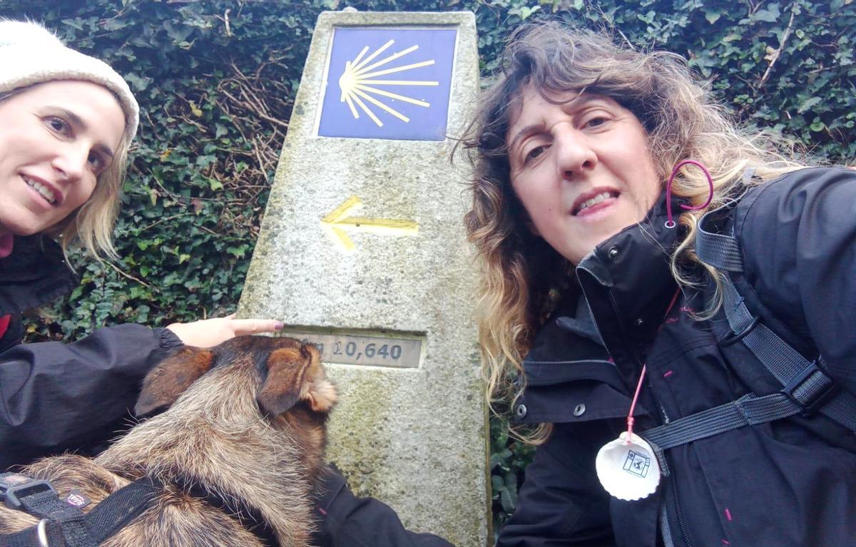 Dos peregrinas con mascota.