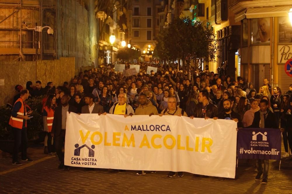 Varios miles de personas se manifiestan en Palma a favor de la acogida de refugiados