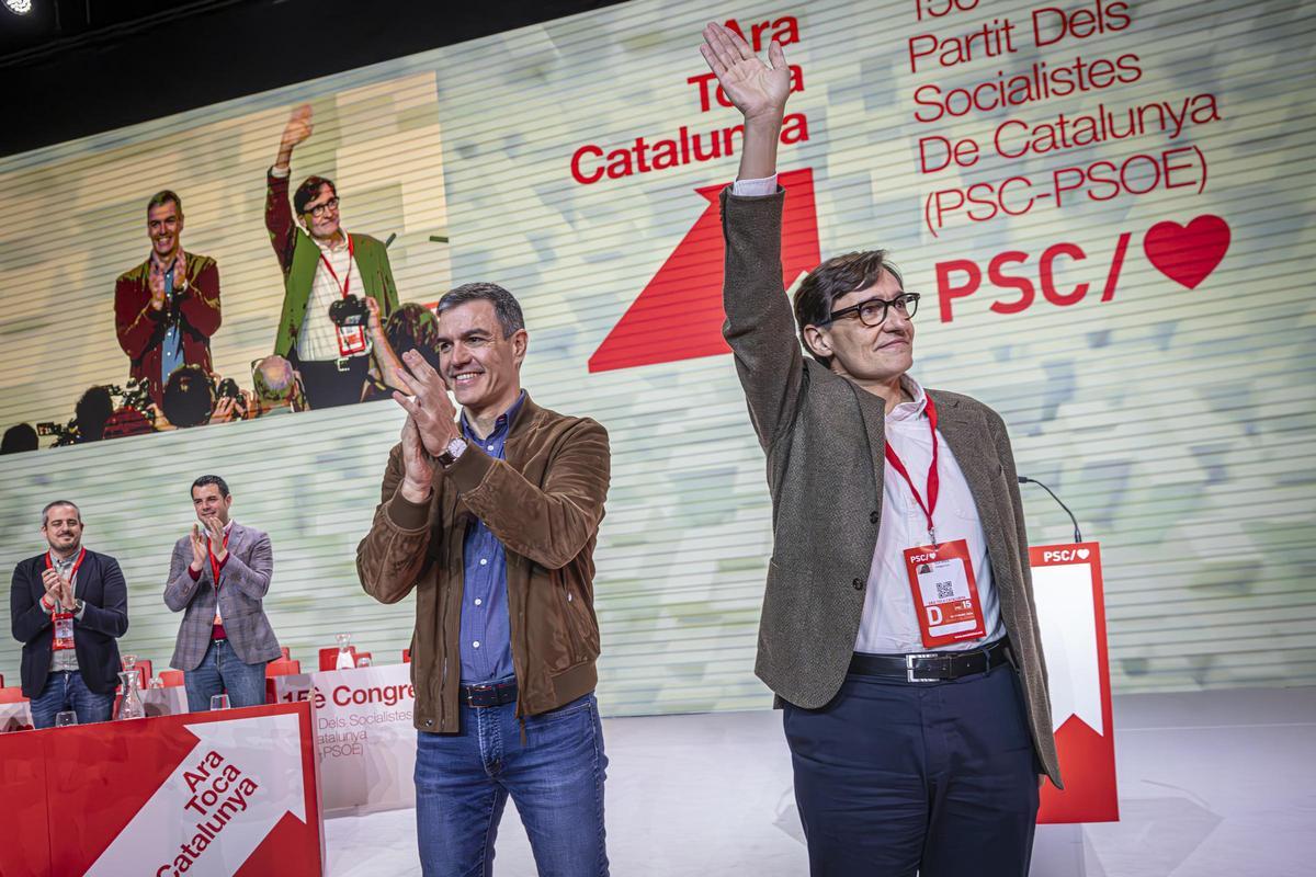 Pedro Sánchez arropa a Illa en un acto del PSC en Barcelona