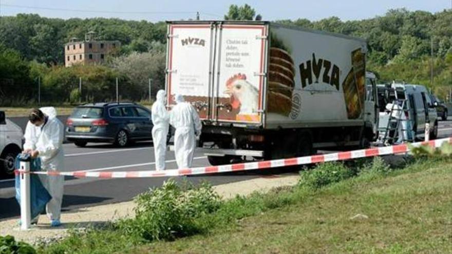 Detenidas cinco personas por la muerte de 71 refugiados en un camión de refrigeración