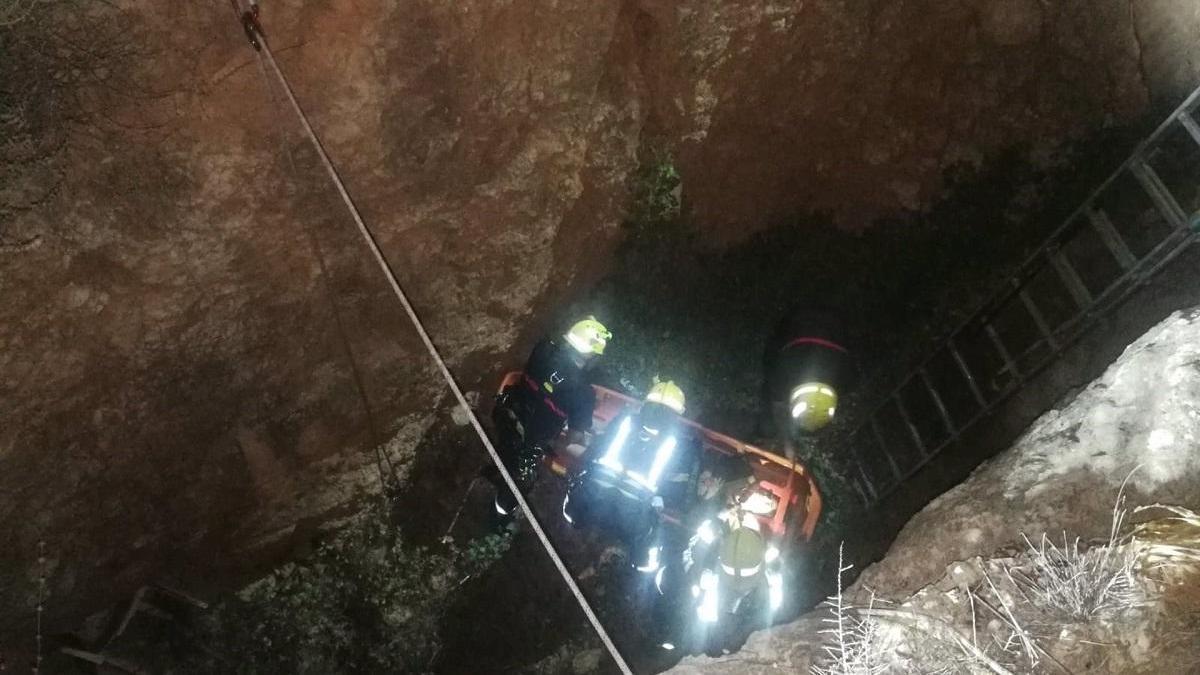 Rescate de una joven de 18 años en un pozo en el Cerro de la Tortuga de Málaga capital.