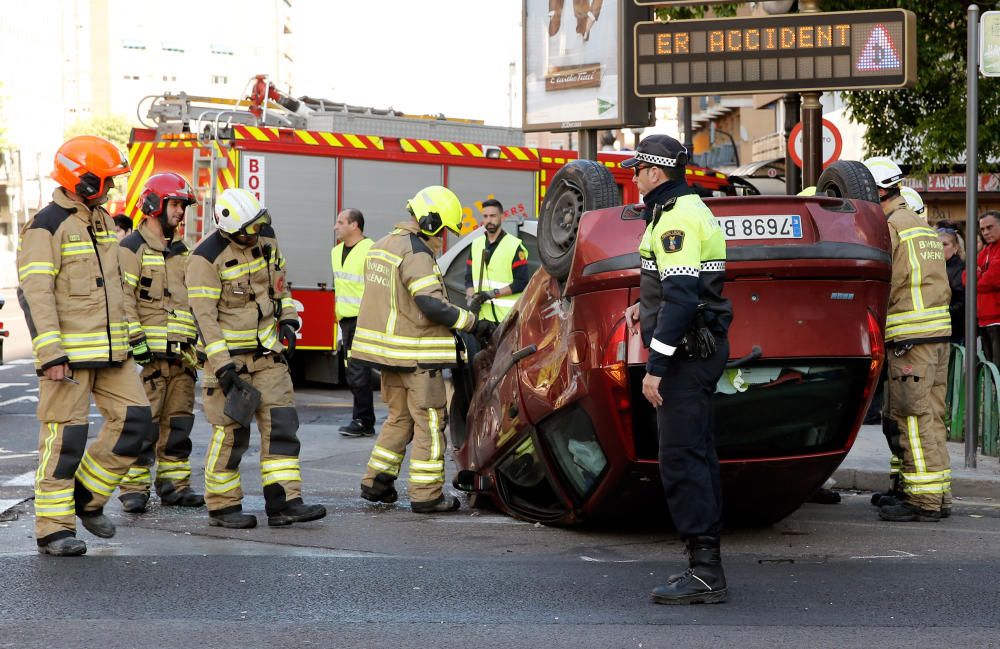 Espectacular accidente en la avenida del Cid de València