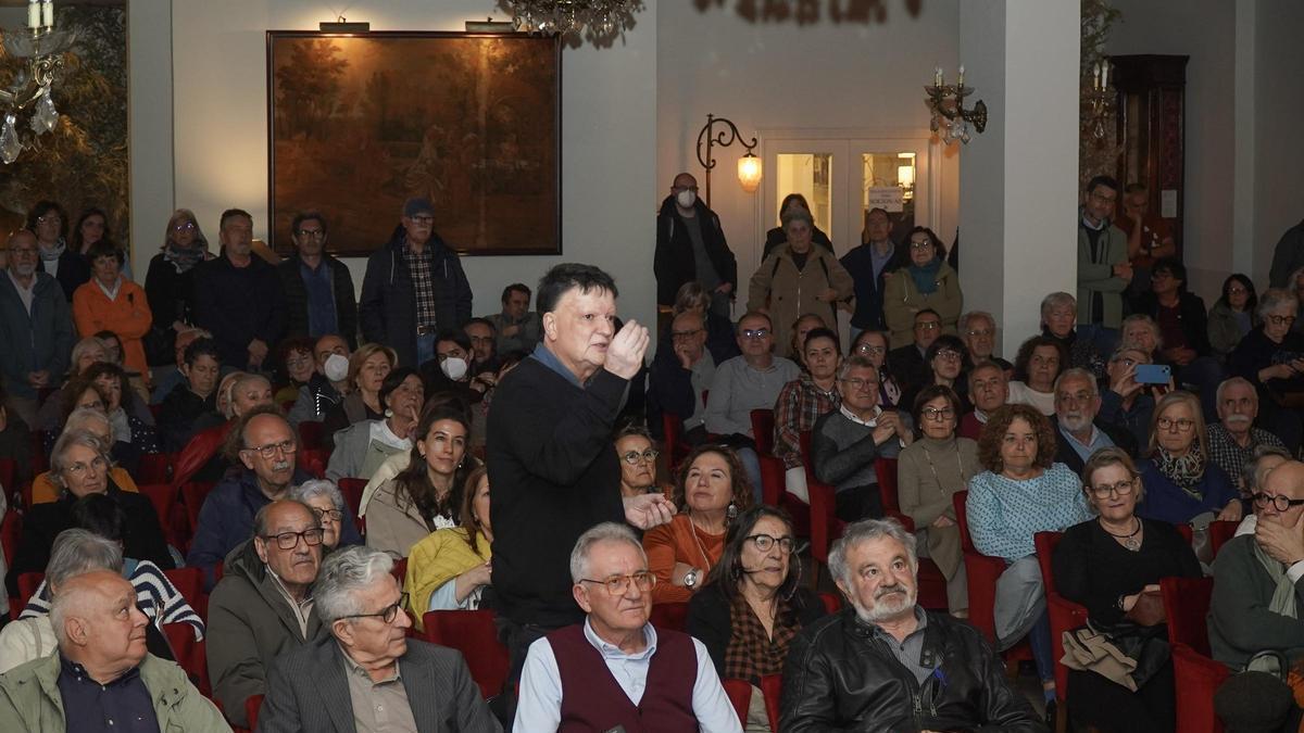 Xurxo Souto en la asamblea de Circo de Artesáns.