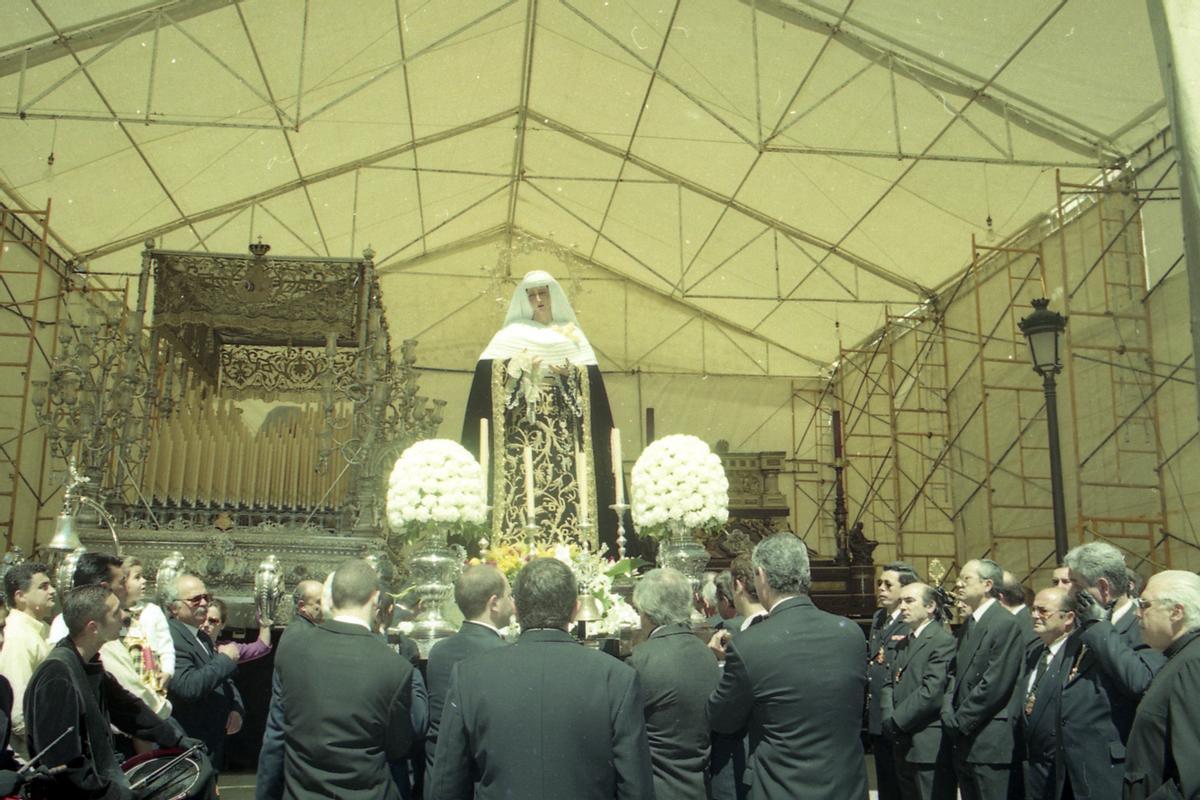 Traslado del Sepulcro a su tinglao en la mañana del Viernes Santo de 2000.