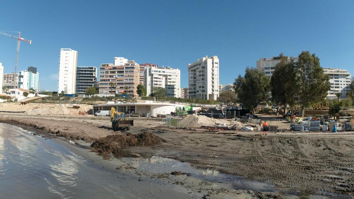 Obras en curso en la playa de la Almadraba de Alicante.
