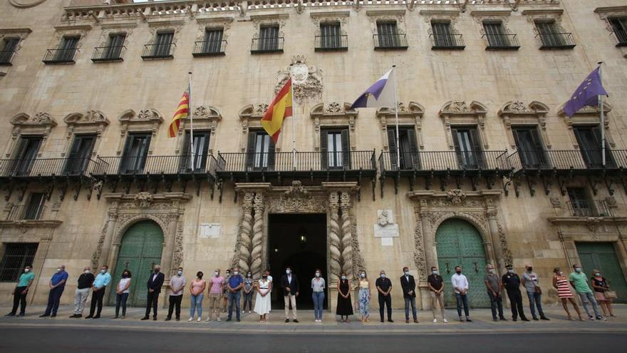 El consistorio de la capital alicantina se ha unido al minuto silencio.