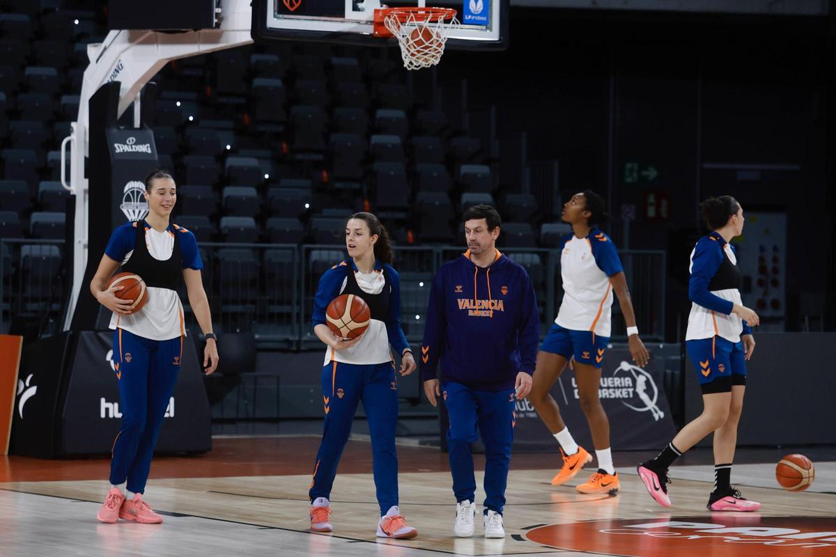 El Valencia Basket ha entrenado este martes en la pista central del Roig Arena