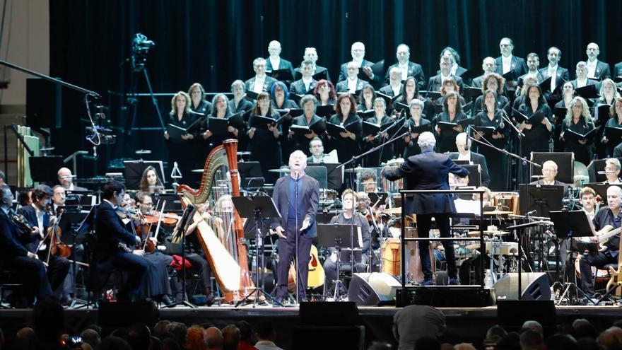 El eterno embrujo de Víctor Manuel: así fue el concierto en Gijón del asturiano