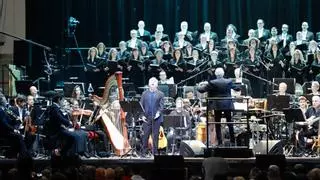 El eterno embrujo de Víctor Manuel: así fue su concierto (especial y sinfónico) en Gijón