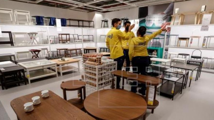 Empleados de Ikea trabajando