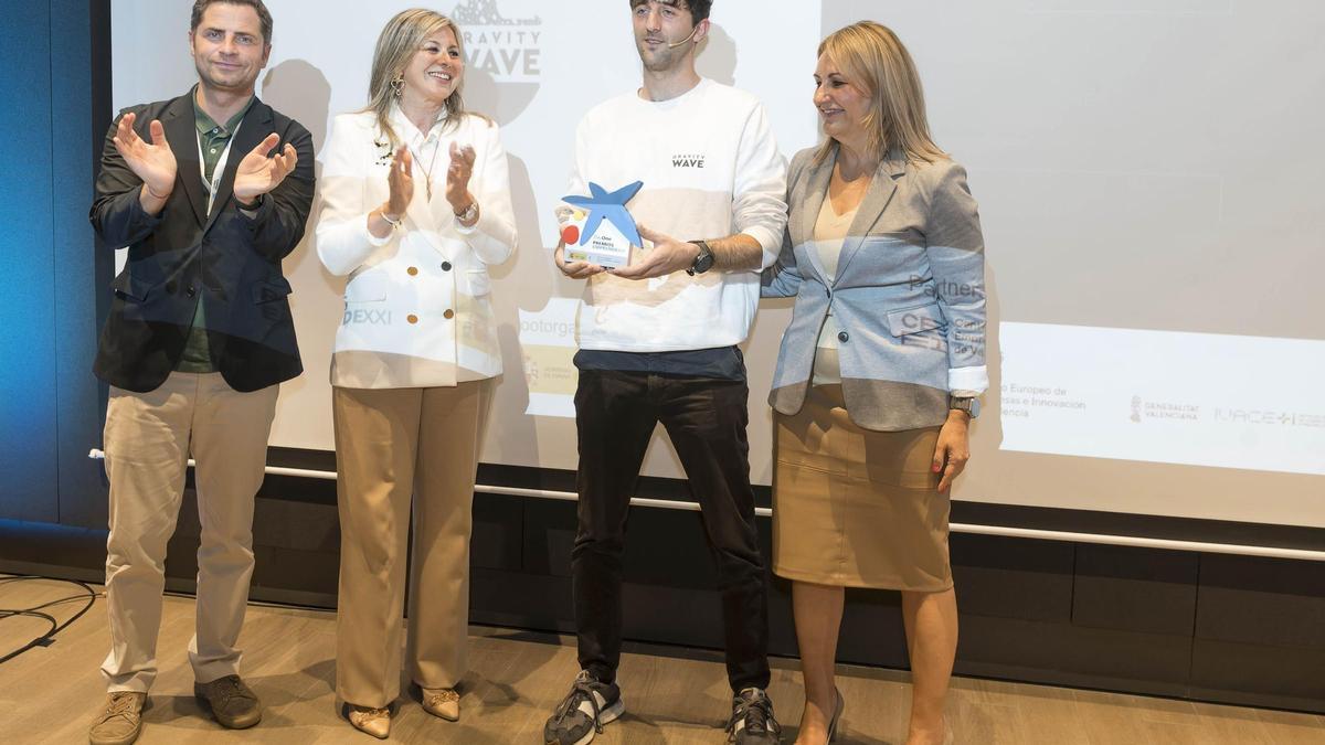 Julen Rodríguez, copresidente de la startup recoge el premio de Caixabank.