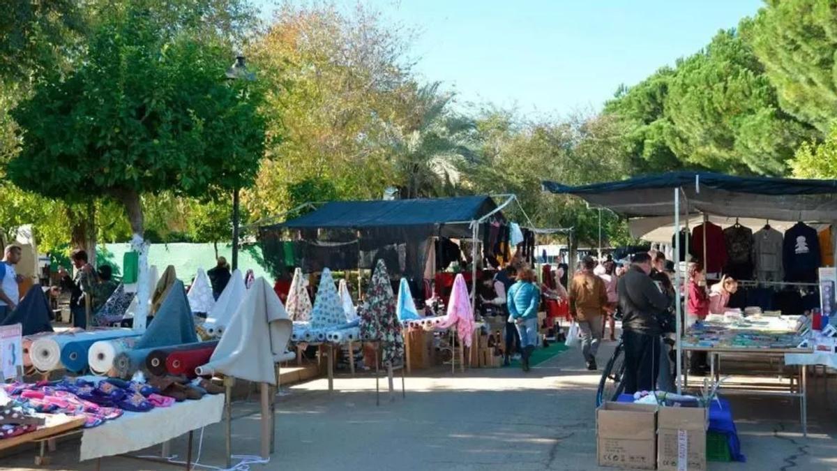 El Mercadillo de Benacazón, un rastro con 60 puestos de cosmética, decoración y hogar