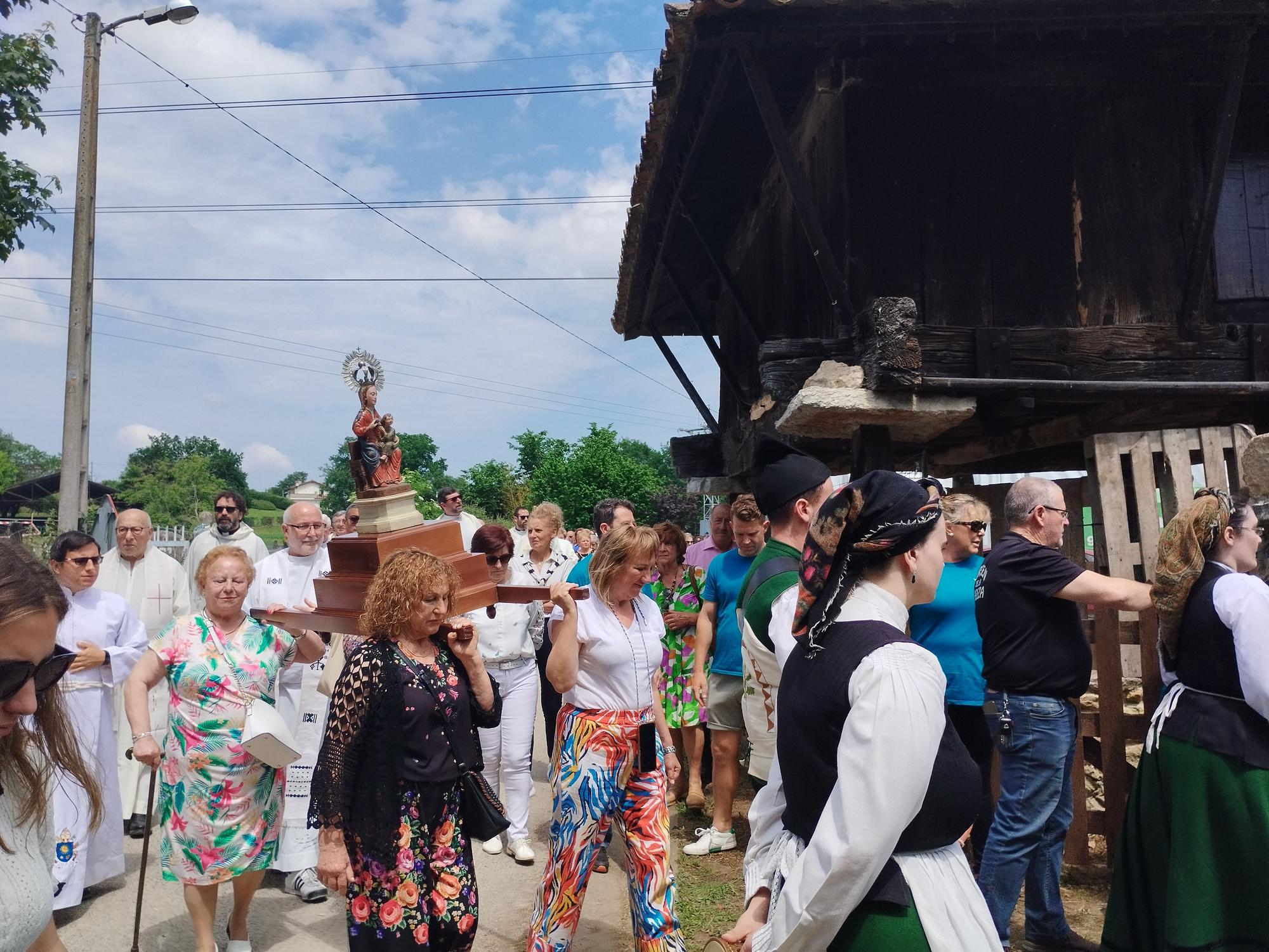 La misa solemne y procesión de la Virgen de la Cabeza en Meres, en imágenes