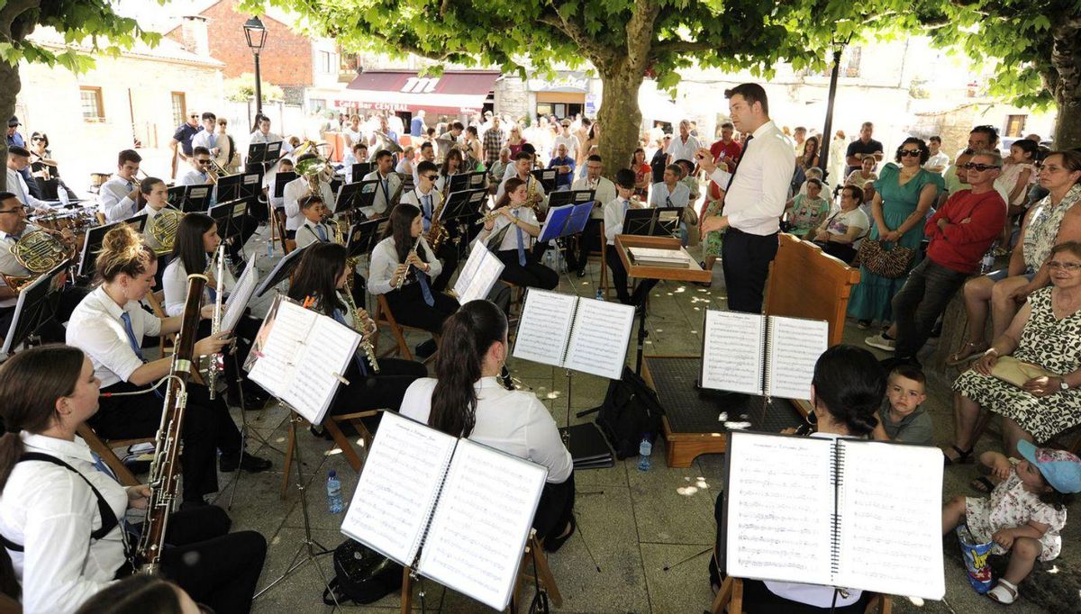 Concierto de la Banda de Agolada en
la sesión vermú. | Bernabé/Javier Lalín