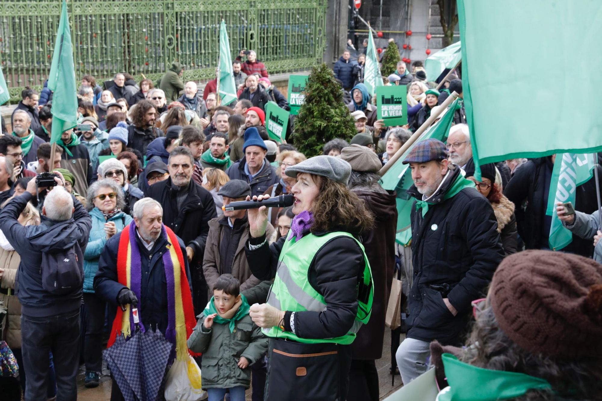 "La Vega no se vende, La Vega se defiende": así fue la concentración de Salvemos La Vega en Oviedo