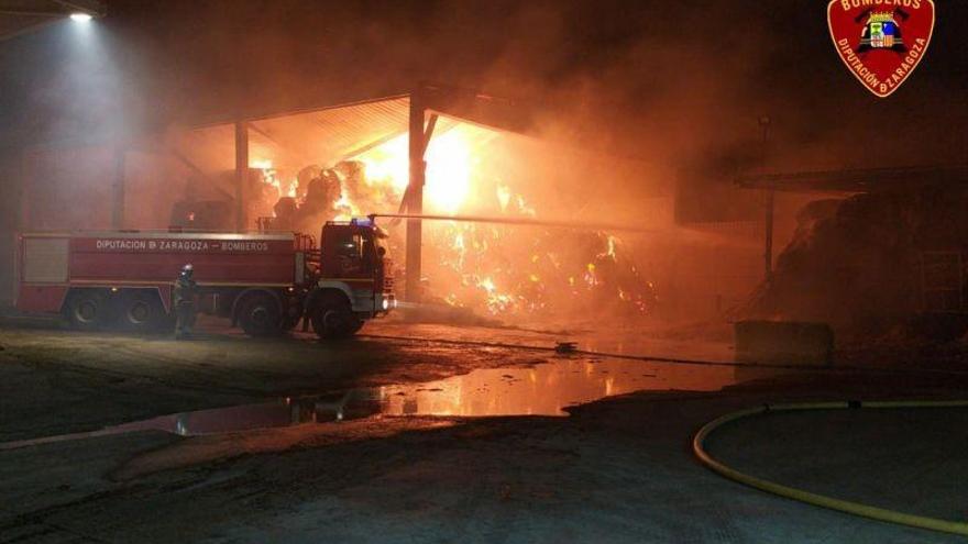 Un incendio calcina 600 toneladas de alfalfa en la Cooperativa San Isidro de Ontinar de Salz