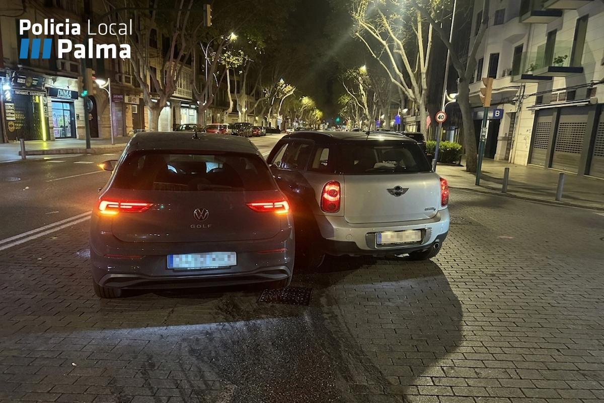 Colisión del coche del conductor ebrio contra otro vehículo al saltarse un semáforo en rojo.