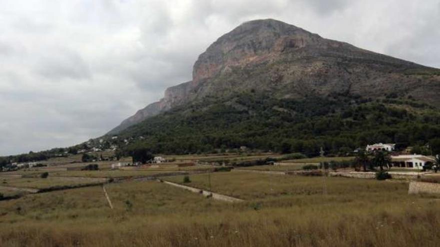 En primer término, los terrenos de Huertos del Montgó.