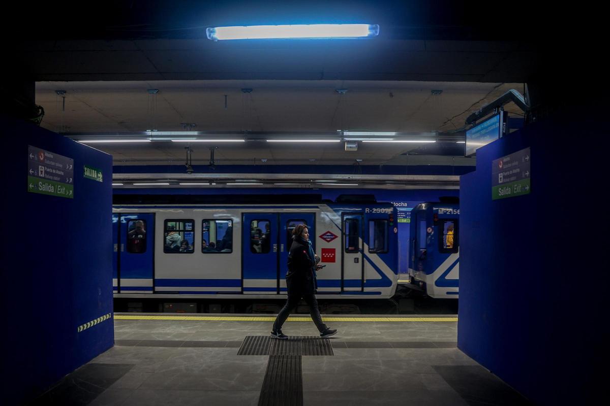 Una mujer caminando en una estación de Metro de Madrid.