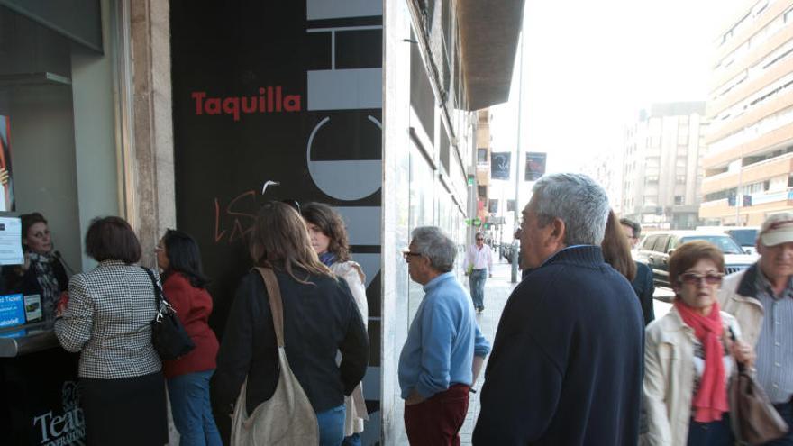 Cola en la taquilla del Teatre Arniches, sala circunscrita a CulturArts