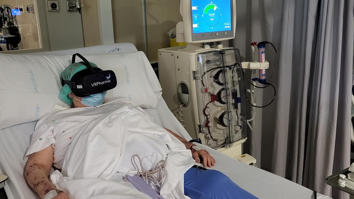 Una pacient adulta fent servir les ulleres de Realitat Virtual a la Unitat de Diàlisi.
