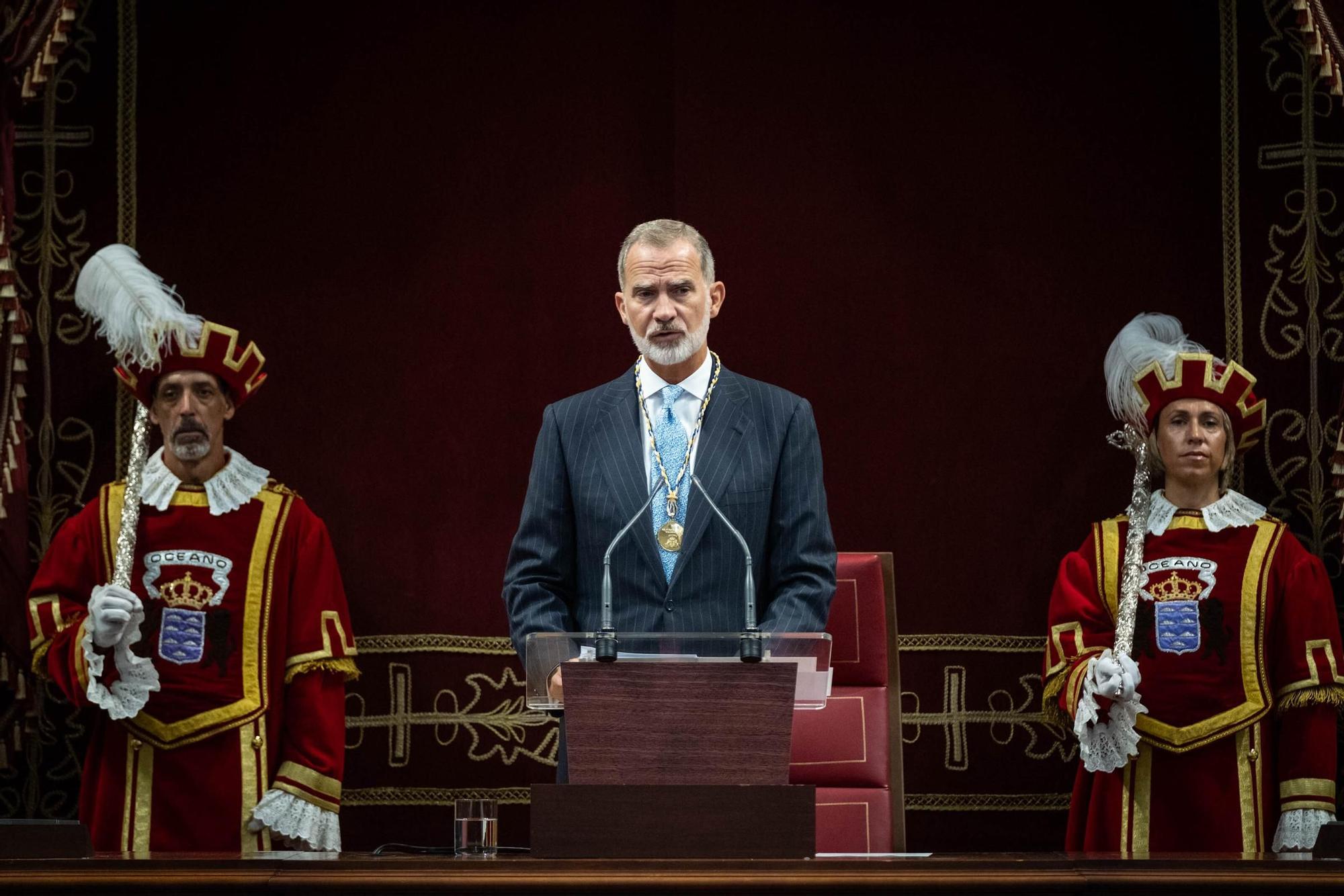 Felipe VI recibe la medalla de oro del Parlamento de Canarias