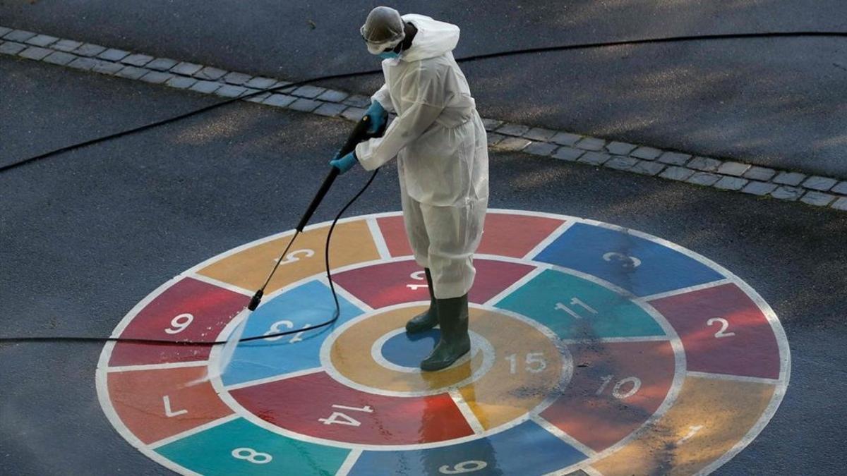 zentauroepp53343479 a worker cleans and disinfects a courtyard at the ecole poly200507163015