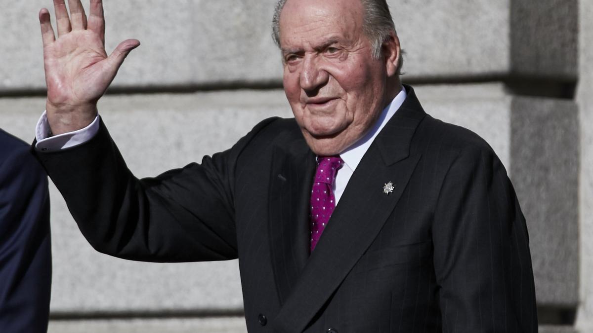 El rey emérito, Juan Carlos I, saludando