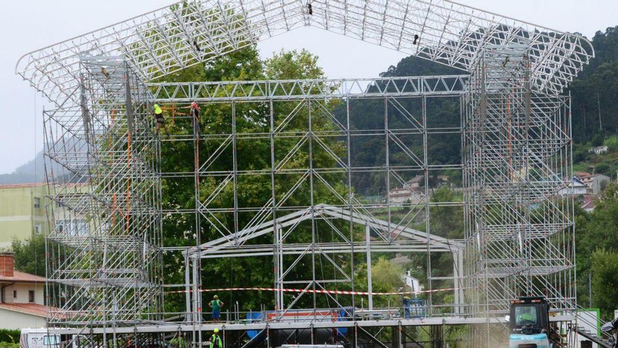 Los trabajos de montaje del escenario FestGalicia, ayer, en el recinto del SonRías Baixas.
