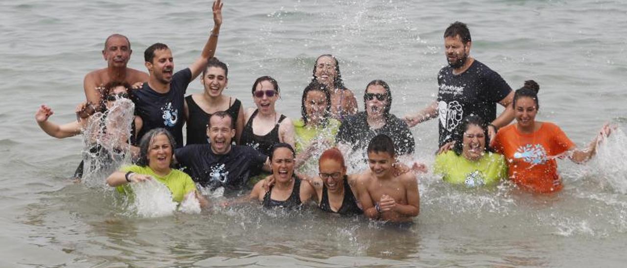 Baño grupal ayer en la Praia de Samil para dar visibilidad a la esclerosis.   | // CEDIDA