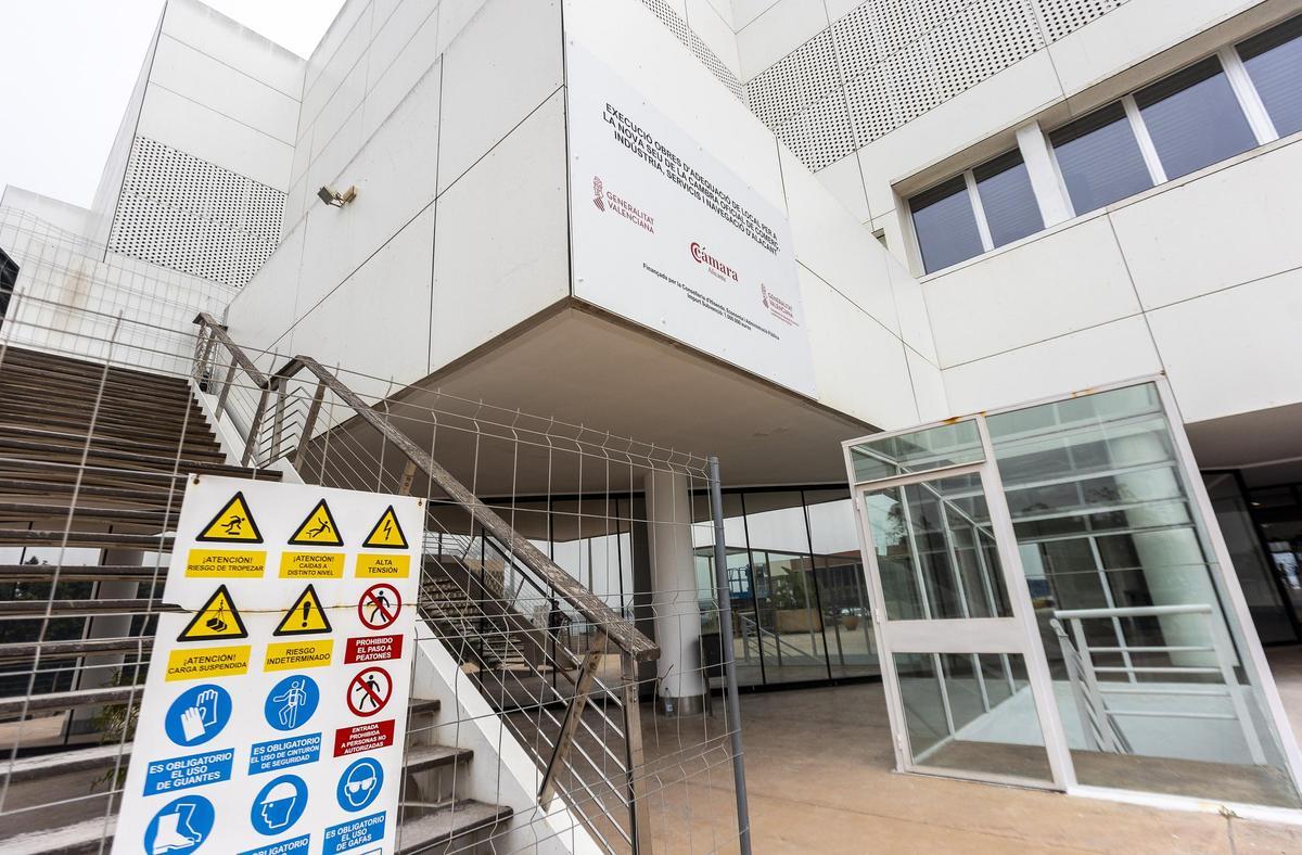 Fachada principal de acceso a la nueva sede en el edificio Panoramis de la Cámara de Comercio, cuyas obras está paradas.