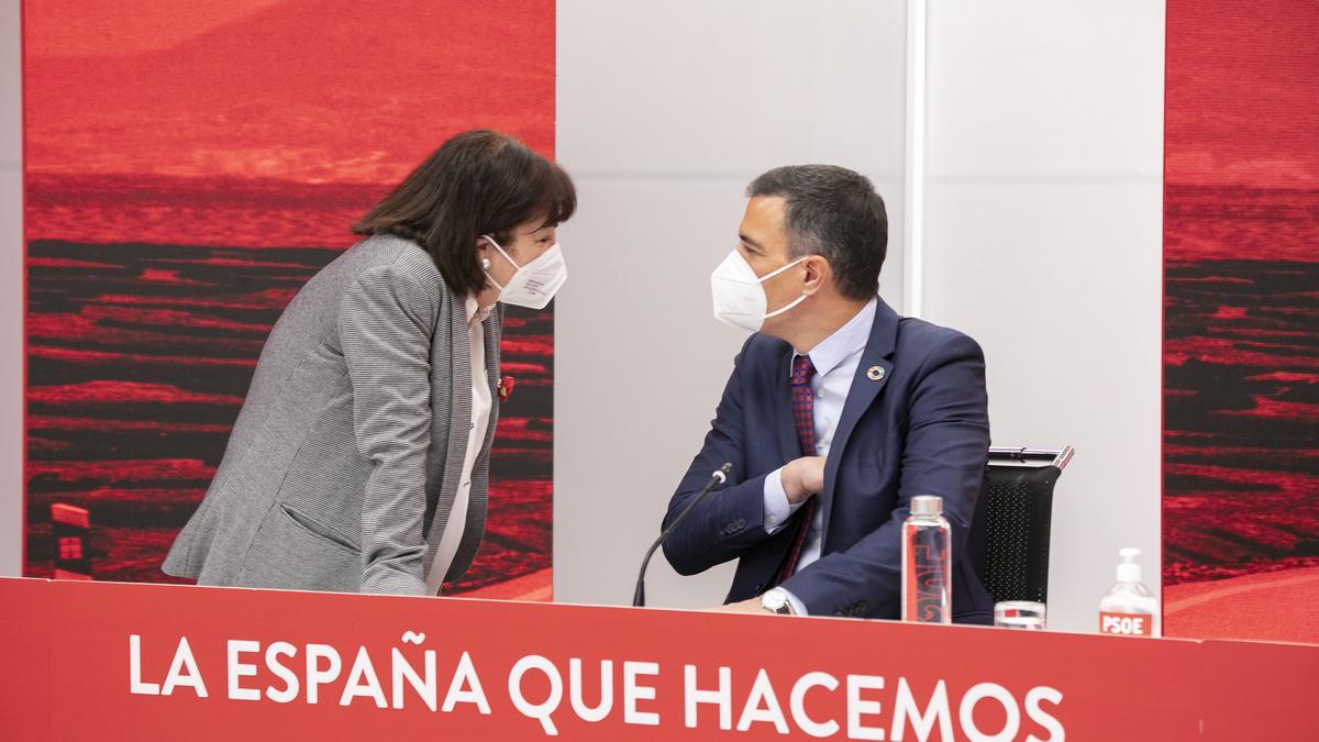 El líder socialista y presidente del Gobierno, Pedro Sánchez, habla con la presidenta del PSOE, Cristina Narbona, este 17 de mayo de 2021 en Ferraz, durante la reunión de la ejecutiva federal del partido.