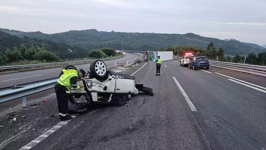 Un accidente en Punxín con un coche y un camión implicados deja un herido grave y la AG-53 cortada