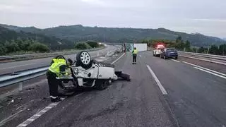 Un accidente en Punxín con un coche y un camión implicados deja un herido grave y la AG-53 cortada