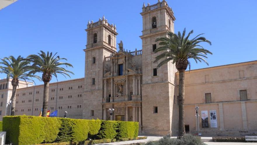 Vista del monasterio desde dentro del patio.