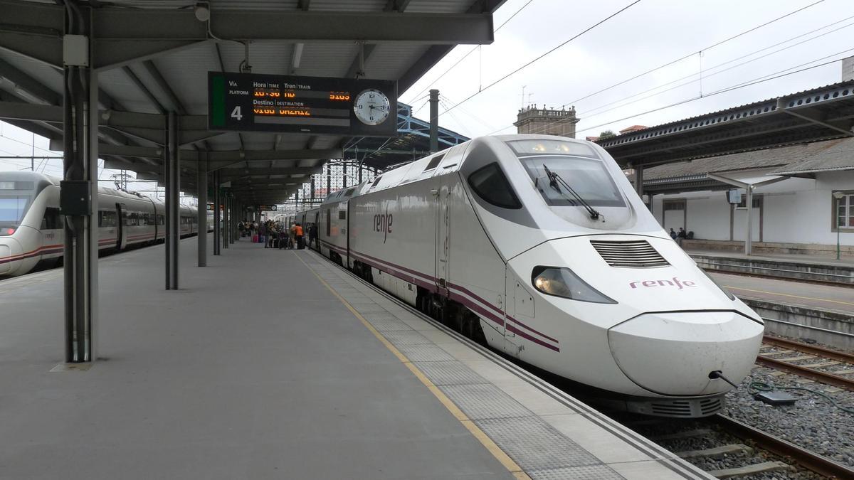 Un tren de alta velocidad en la estación de ferrocarril de Santiago de Compostela